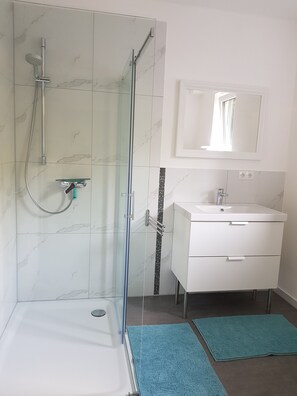 Een douche, een haardroger, handdoeken