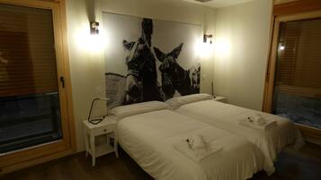 6 bedrooms, desk, iron/ironing board, travel cot