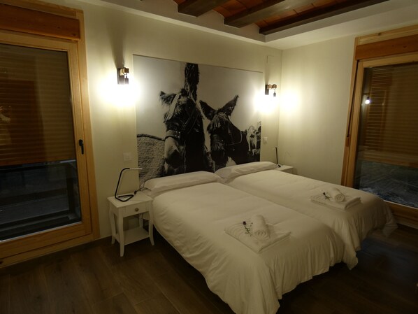 6 bedrooms, desk, iron/ironing board, travel crib - RURAL HOUSE A RITMO DE BURRO (Robledondo)