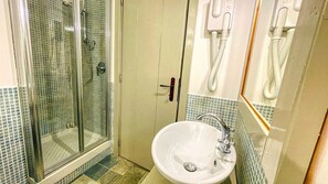 Superior Apartment | Bathroom | Shower, towels - Appartamenti Smith Moscato (Bardonecchia)