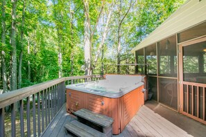 Outdoor spa tub - Close to Asheville-Family Home, Dog Frndly, Hot Tub, Deck, 5BR/3.5 Bath, Game Rm (Asheville)