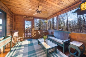 スマートテレビ、暖炉、書庫、ミュージックライブラリ