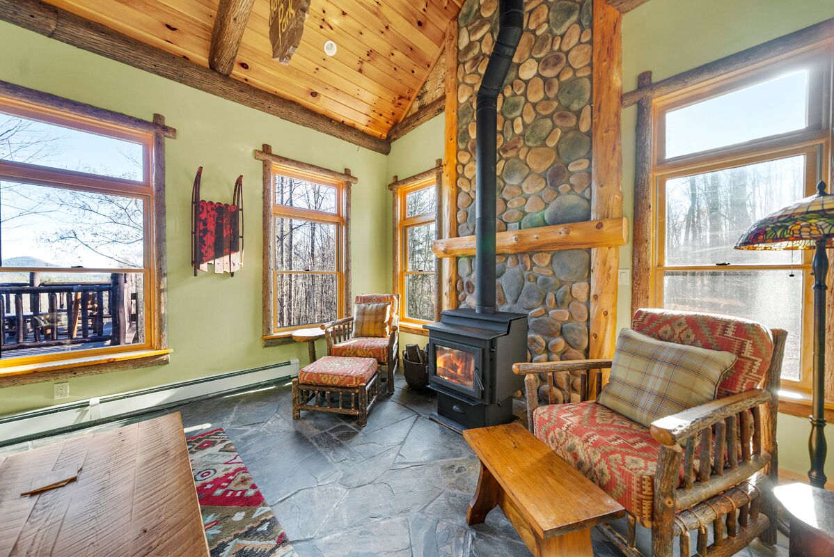 智能电视、壁炉、书、音乐库