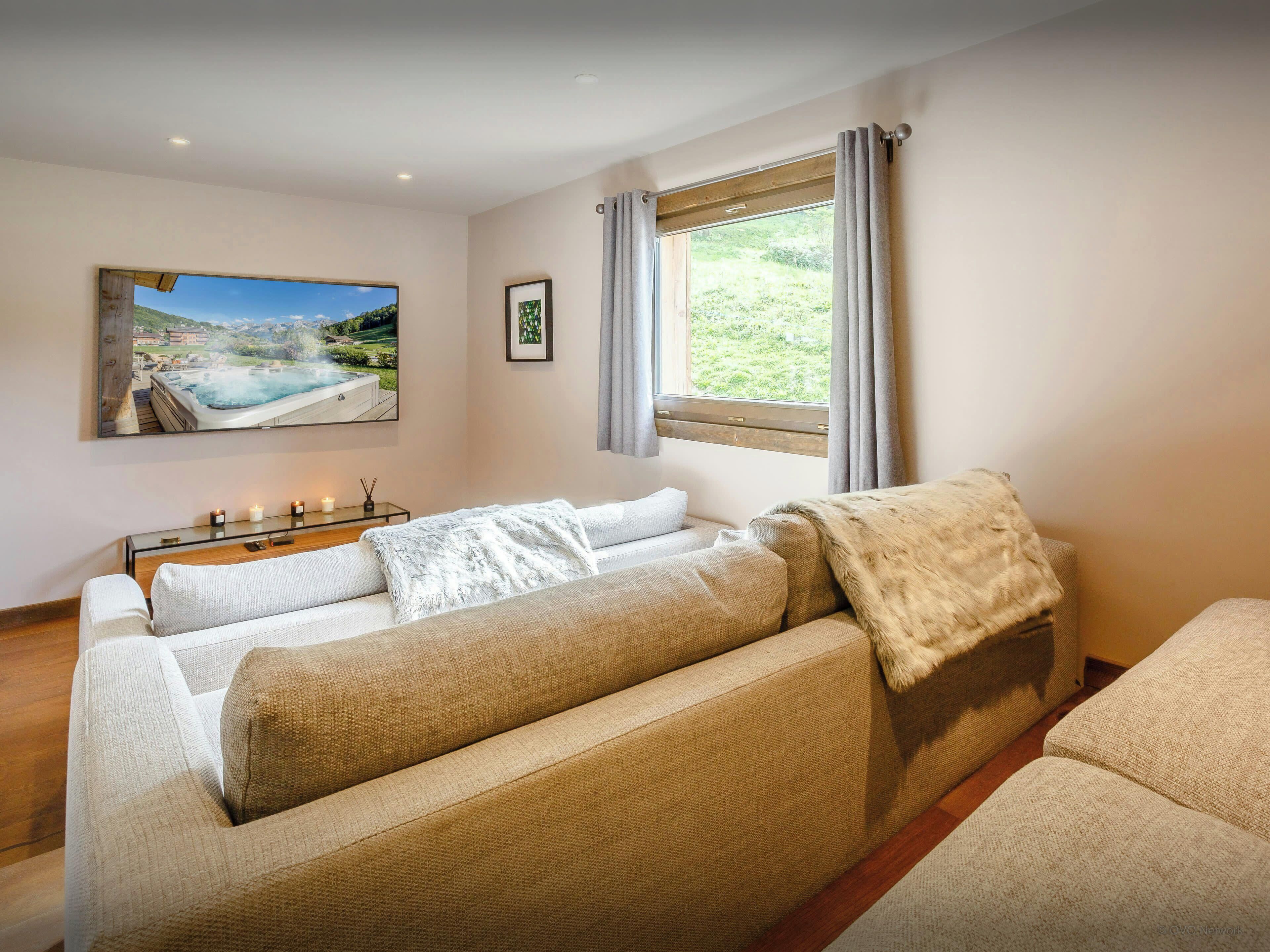 Télévision, cheminée, jeux vidéo, chaîne hi-fi