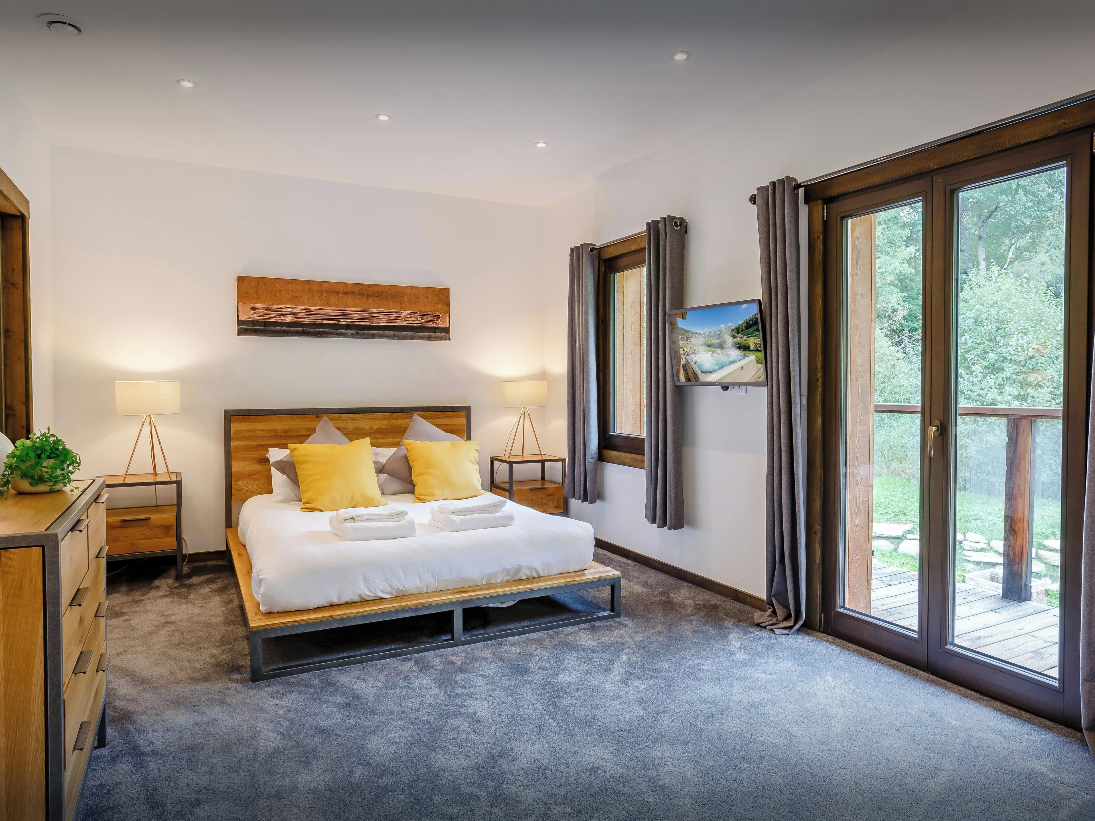 7 bedrooms, WiFi, bed sheets