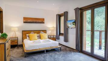 7 bedrooms, WiFi, bed sheets