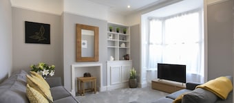 Luxurious 4 Bed House, Sleeps 11, Close to Kingpower Stadium