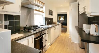 Luxurious 4 Bed House, Sleeps 11, Close to Kingpower Stadium