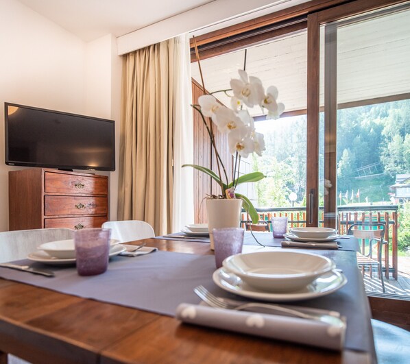 Superior-Apartment | Wohnbereich | 32-Zoll-Smart-TV mit Digitalempfang, Fernseher, Netflix