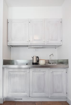 Superior-Apartment | Eigene Küche | Kühlschrank, Wasserkocher mit Kaffee-/Teezubehör, Hochstuhl