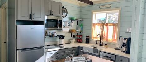 Fridge, microwave, stovetop, dishwasher