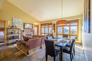 Interior - Spacious Top-Floor 3-bed Springs Condo: 5 minute walk to gondola and restaurants (Keystone)