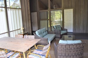 Outdoor dining - North Shores Rehoboth Beach Pet Friendly House Sleeps 11 (Rehoboth Beach)