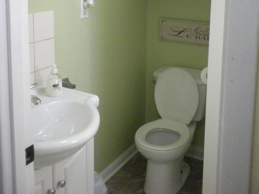 Duschwanne, Haartrockner, Handtücher, Seife