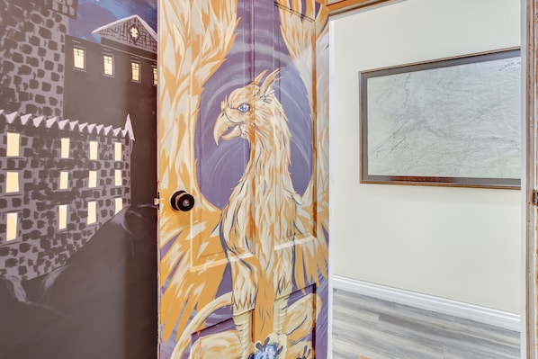 Uma porta com um mural de um pássaro e um edifício.