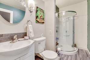 Shower, hair dryer, towels, soap - Merlin's Bunkhouse at the Ore House Inn (New Castle)