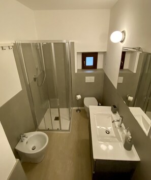 Dusche, Haartrockner, Bidet, Handtücher