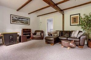 Lägenhet | Vardagsrum | 30-tums tv med kabelkanaler