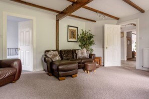 Lägenhet | Vardagsrum | 30-tums tv med kabelkanaler