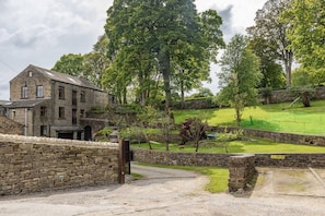 Apartment | Property grounds - Oldmill-2bed-sleeps6-privategarden-optionalhottub (Keighley)