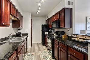 冰箱、微波炉、烤箱、炉灶