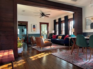 Smart TV, DVD player, books, video library - Adorable 1925 Home Walk to Downtown Modern Comforts Sleeps 6 (New Braunfels)