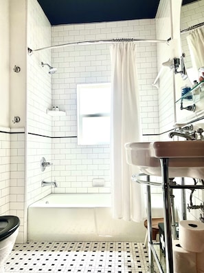 Ensemble douche/baignoire, sèche-cheveux, serviettes fournies, savon