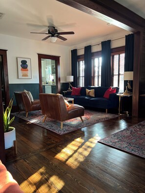 Smart TV, DVD player, books, video library - Adorable 1925 Home Walk to Downtown Modern Comforts Sleeps 6 (New Braunfels)