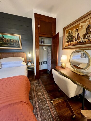 Boutique Historic Home • Walk Downtown • Sleeps 6