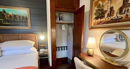 Boutique Historic Home • Walk Downtown • Sleeps 6