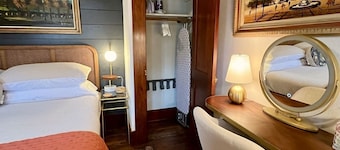 Boutique Historic Home • Walk Downtown • Sleeps 6