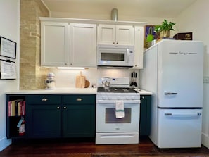 Cafetera de espresso, cafetera y tetera, refrigerador y microondas
