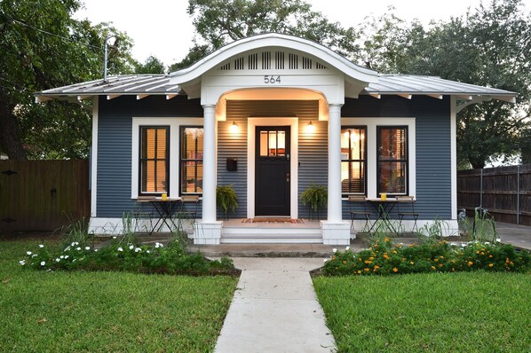 Exterior - Adorable 1925 Home Walk to Downtown Modern Comforts Sleeps 6 (New Braunfels)