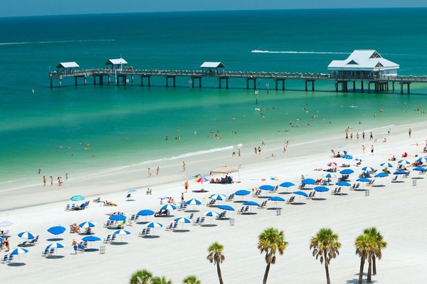 Perto da praia, espreguiçadeiras, toalhas de praia