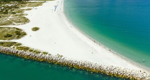 Playa en los alrededores, camastros y toallas de playa 