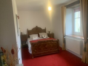 4 bedrooms, iron/ironing board, free WiFi, bed sheets