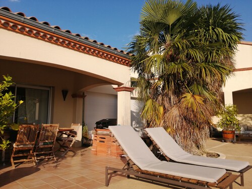 30 m2 guest room with private bathroom and breakfast included. 