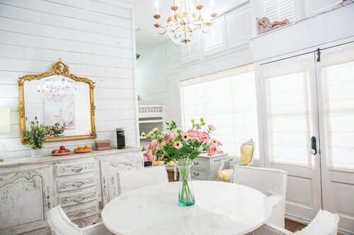 "Pigs Fly" an Adorable Guest Suite in the Round Top Area 