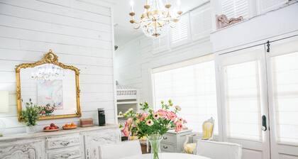 "Pigs Fly" an Adorable Guest Suite in the Round Top Area