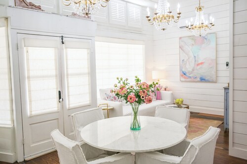 "Pigs Fly" an Adorable Guest Suite in the Round Top Area 