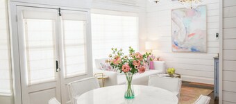 "Pigs Fly" an Adorable Guest Suite in the Round Top Area 