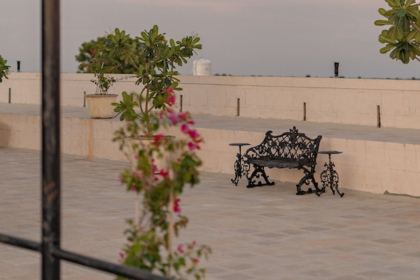 شرفة على السطح