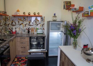 Fridge, oven, stovetop, dishwasher