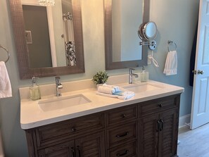 Combinazione doccia/vasca, asciugacapelli, asciugamani, sapone