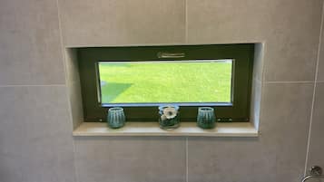 Chalet | Bathroom | Shower, hair dryer, towels