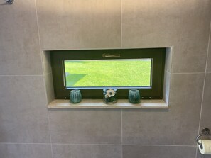 Chalet | Salle de bain | Douche, sèche-cheveux, serviettes fournies