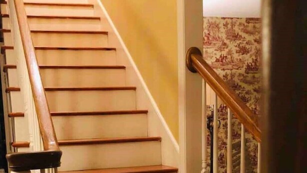 A staircase with wooden steps and white balusters. - Rose Ellen’s Country Estate10% saving on 30 day stays  (Leesburg)