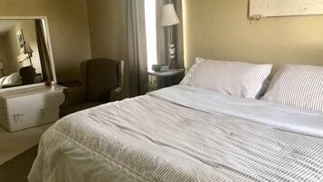 2 bedrooms, in-room safe, desk, iron/ironing board