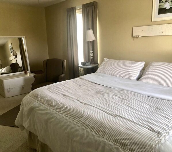 2 bedrooms, in-room safe, desk, iron/ironing board