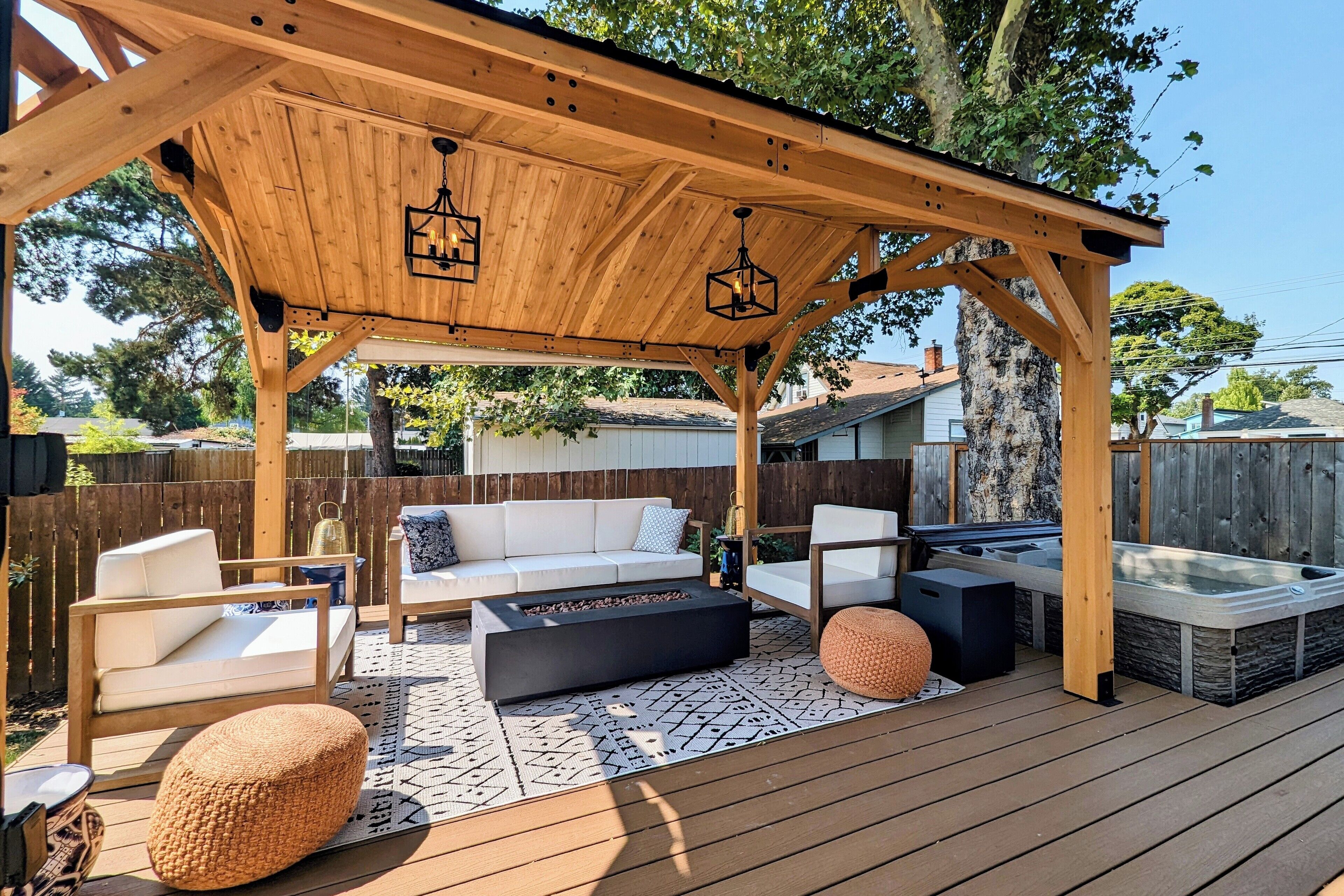Family-Friendly, Dog-Friendly Home! Relax in the Hot Tub or Walk Downtown. 